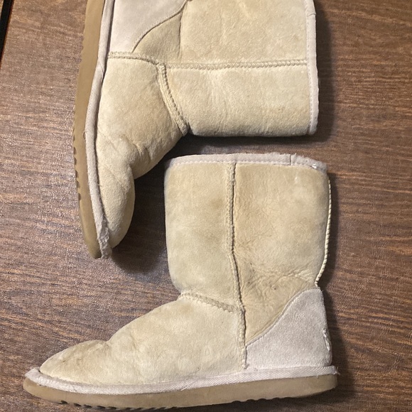 UGG Classic Short w cute design! Size 6 - Picture 4 of 11